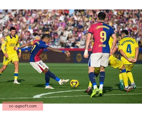 拉菲尼亚精彩任意球直接破门助力巴萨胜利全场掌声雷动